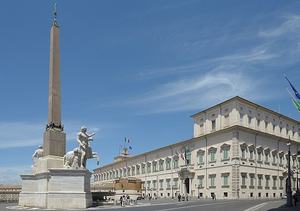 Quirinale_palazzo_e_obelisco_con_dioscuri_Roma (Wikipedia)