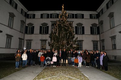Rettore e prorettore con i partecipanti all'accensione dell'albero