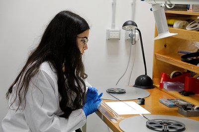 Ricercatrice al lavoro nel laboratorio