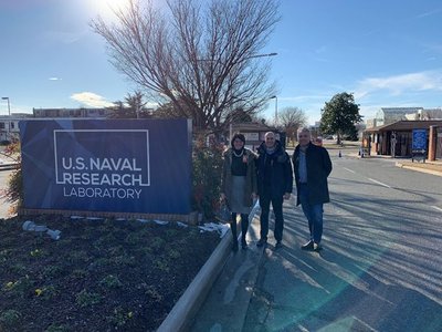 Da sinistra Sara Guttilla e Niki Martinel con Ed Lawson del Naval Research Laboratory di Washington