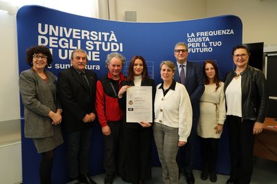 Serena Amoretti, al centro, con a fianco i genitori