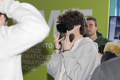 Studente sperimenta un dispositivo