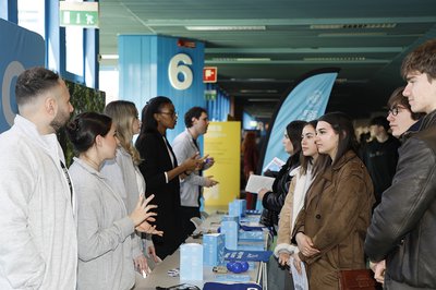 Studenti agli stand