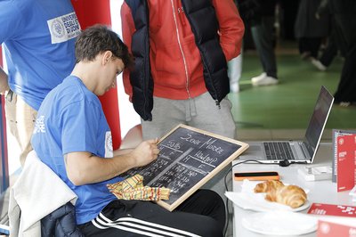 Tutor al lavoro in uno stand