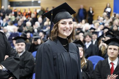 Un dottoressa di ricerca si appresta a ricevere il titolo