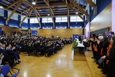 Un momento della cerimonia, destra il coro 'Gilberto Pressacco' dell'Ateneo