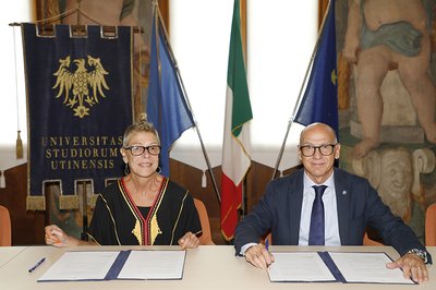 Un momento della donazione dell'opera all'università