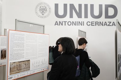 Un particolare della mostra fotografica e del tour virtuale sui bassorilievi assiri