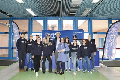 Il rettore Angelo Montanari con la delegata all'orientamento Elisabetta Scarton e la squadra dello Student Day