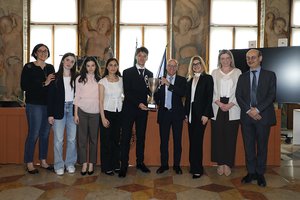 Gli studenti con, al centro il rettore Roberto Pinton, a sinistra la direttrice del dipartimento Silvia Bolognini e il team leader Elvio Ancona a destra