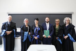 La Commissione di laurea con il neolaureato. Da sinistra Gianfranco Postal, Anna Zilli, Valeria Filì, Alex Zaghis, Elisabetta Bergamini, Raffaella Pasquili