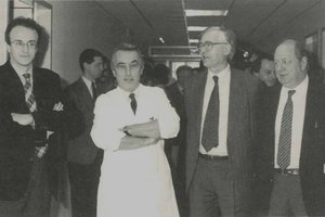 Il professor Michele Baccarani con, a destra l'allora rettore Marzio Strassoldo, all'inaugurazione del reparto di Ematologia del Policlinico Universitario