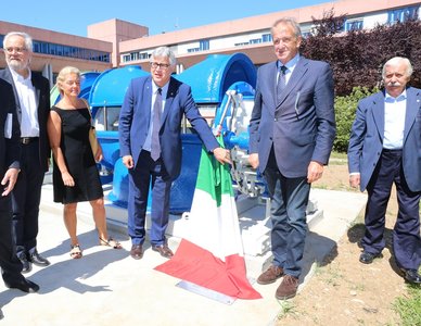 Da sinistra, Alberto De Toni e Roberto Gianatti inaugurano la turbina
