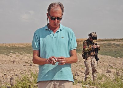 Daniele Morandi Bonacossi sul campo presso il sito neo-assiro di Chamarash, sulla sponda orientale del lago artificiale di Eski Mosul