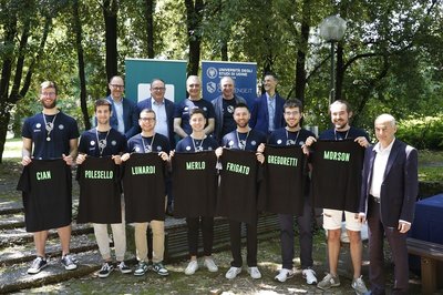 Foto di gruppo con la rappresentativa udinese. Alle spalle degli studenti, da sinistra: Codutti, Merluzzi, Dovier, Miculan, Anziutti. A destra, Corvaja.