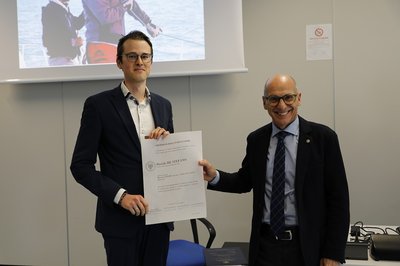 Davide De Stefano, vincitore del premio, con il rettore (foto A. Scarpetti)