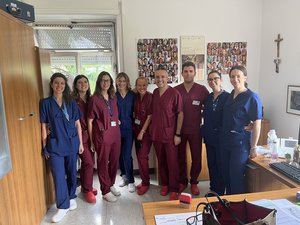 L'équipe di Ginecologia e Ostetricia Dame-Asufc con al centro Lorenza Driul
