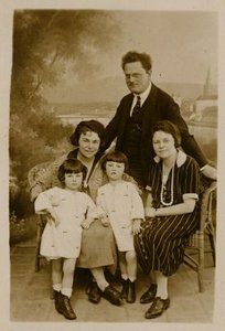 Le gemelle Ilse e Helga Aichinger con i loro genitori Ludwig Aichinger (1882-1957) e Berta Aichinger (cognome da nubile Kremer, 1891-1983) (Foto: lascito di Ilse Aichinger, DLA)