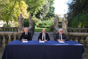 La firma dell'accordo: da sinistra Morandini, Pinton e Fontanini