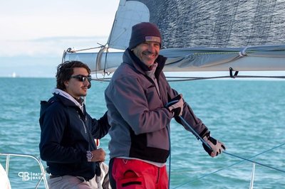 A destra Massimo Vischi in una regata con gli studenti dell'Uniud Sailing Lab (foto Patrizia Bagat)