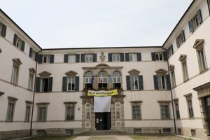 Il lenzuolo bianco esposto a palazzo Florio come simbolo di adesione all'iniziativa
