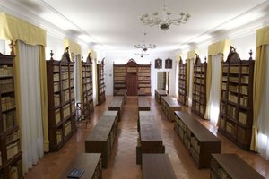 La biblioteca Florio con le sue scaffalature originali ricollocate nella loro sede storica a palazzo Florio
