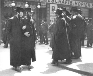 Un gruppo di ebrei ortodossi a Vienna, 1915 (foto Pichler)