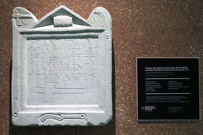 La stele realizzata dallo scultore Roberto Forgiarini di Venzone