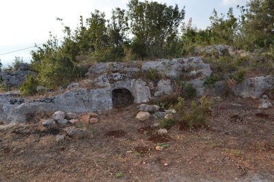 Entrata di tomba a ipogeo nell'area di Nakhle