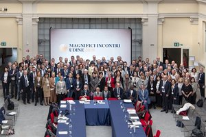 Foto di gruppo con il Manifesto degli atenei italiani al governo in occasione dei Magnifici Incontri del 2019