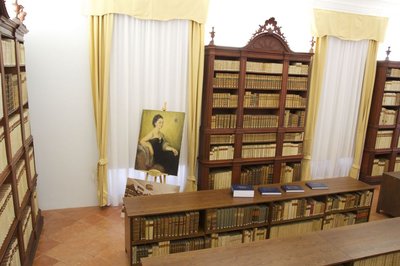 Panoramica della biblioteca con il ritratto della contessa Giuliana Canciani Florio