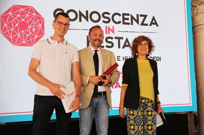 Il prof. Alberto Policriti ritira il premio per Nicola Prezza