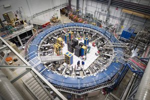 Il magnete ad anello dell’esperimento Muon g-2, di 15 metri di diametro, al Fermilab. Gli scienziati usano questo anello di accumulazione di muoni per cercare particelle e forze nascoste (Foto: Reidar Hahn)